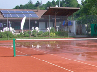 Tennisplatz mit Senkungen nach 15 Minuten Bewässerung