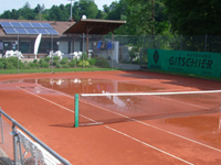 Tennisplatz mit Senkungen 15 Minuten nach Bewässerung